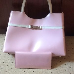 Must Sell!! Beautiful Pink Patent Beijo Hand Bag!